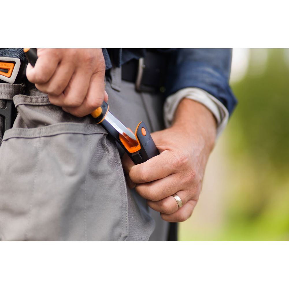 Fiskars Nož sa oštračem, 215 mm slika 5