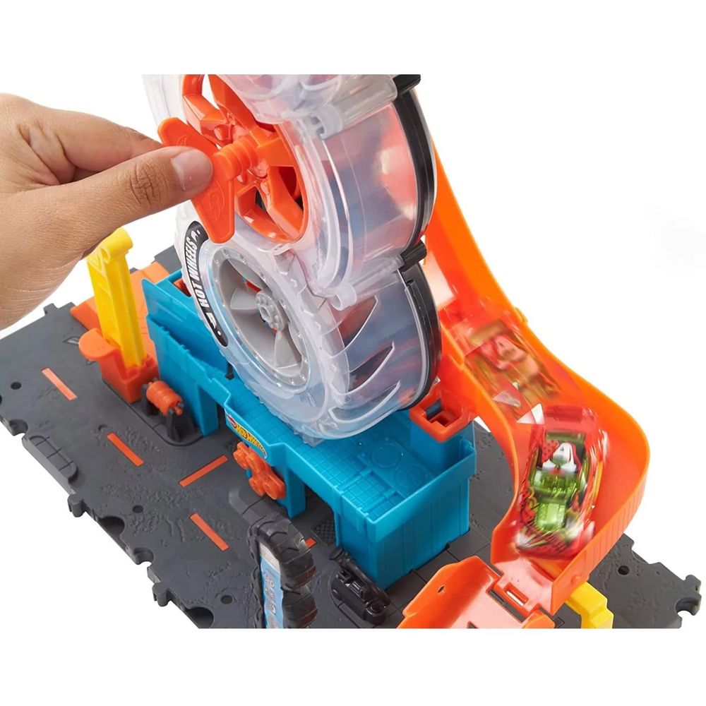Hot Wheels City Set za igru Super Twist Tire Shop slika 2