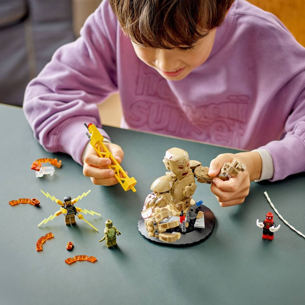 LEGO 76280 Završna bitka: Spider-Man protiv Sandmana slika 9