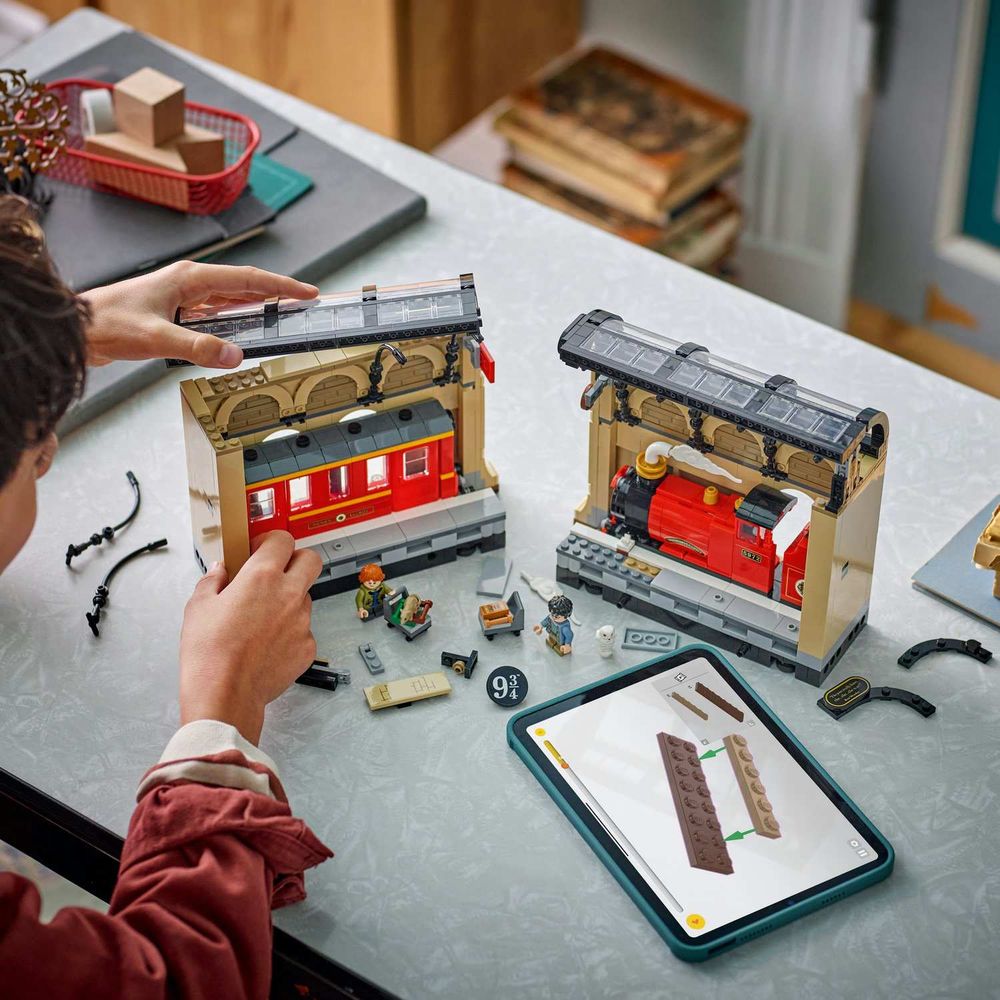 LEGO 76450 Book Nook: Hogwarts™ Express slika 9
