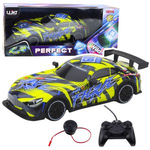 RC trkaći automobil s osvijetljenim tijelom žute boje