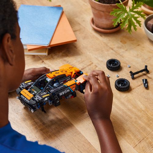 LEGO® TECHNIC™ 42166 Trkaći automobil NEOM McLaren Extreme E slika 4