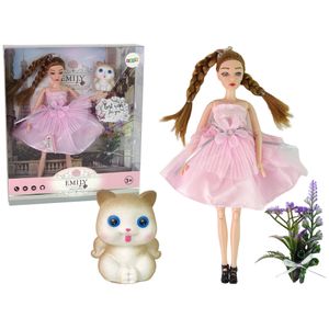 Lutka Emily u roza haljini s macom i cvijećem