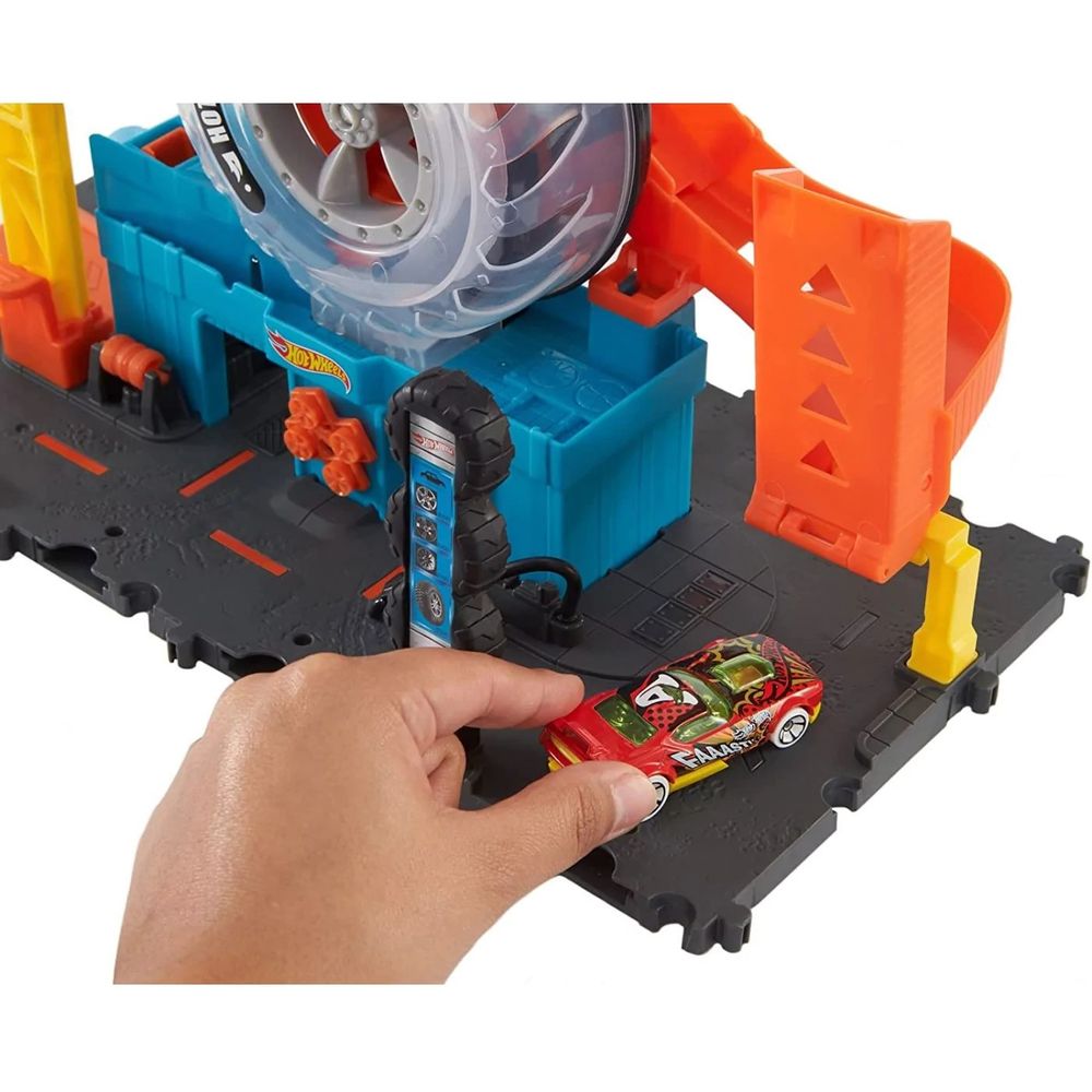 Hot Wheels City Set za igru Super Twist Tire Shop slika 4