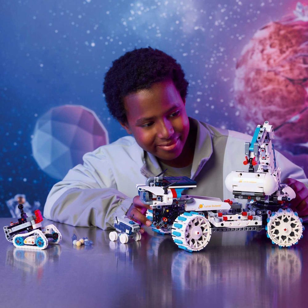LEGO 42211 Lunar Outpost® Moon Rover slika 8
