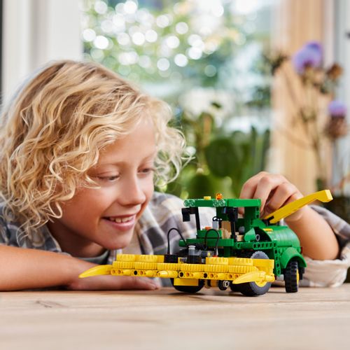 LEGO® TECHNIC™ 42168 John Deere 9700 Forage Harvester slika 2