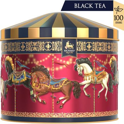 RICHARD TEA ROYAL MERRY-GO-ROUND - Crni čaj u metalnoj kutiji,  rinfuz 100g RED

Tradicionalni evropski božićni vašari – puni dečjeg smeha i slatke arome karamele – stvaraju magičnu atmosferu uoči zimskih praznika. Poklon ringišpil RICHARD MERRY-GO-ROUND će vas magično voziti unaokolo – klasični crni čaj bogatog ukusa sa raskošnom aromom za prijatno iskustvo pijenja čaja za celu porodicu. • FINI CEJLONSKI CRNI ČAJ - poreklom sa najboljih plantaža Cejlona. Boje ćilibara sa bogatom aromom i prijatnim ukusom. • PAKOVANJE JEDINSTVENOG KOLEKCIONARSKOG DIZAJNA U OBLUKU RINGIŠPILA - Savršen poklon za Novu godinu i Božić • POKLON ZA SVE KOJI VERUJU U ČUDA - 300 grama vrhunskog čaja u ovoj kolekcionarskoj kutiji čini savršen poklon za svakoga u bilo koje doba godine Kolekcija kraljevskog čaja Richard su crni, zeleni i biljni čajevi sa najboljih plantaža širom sveta. Sve mešavine napravljene su u tradicionalnom engleskom stilu, ali svaka s nežnim dodirom: kombinovanje različitih čajeva, aromatičnog bilja i začina donosi nam prefinjenost kraljevskog ukusa. Sastojci: Crni cejlonski čaj krupnog lista Pakovanje: Neto težina: 100 g, metalno pakovanje Priprema crnog čaja: Sipajte čaj u čajnik u sledećoj razmeri: 1 mala kašičica čaja na jednu šolju plus jedna kašičica na čajnik. Prelijte čaj ključalom vodom i ostavite da odstoji 4-6 minuta.
