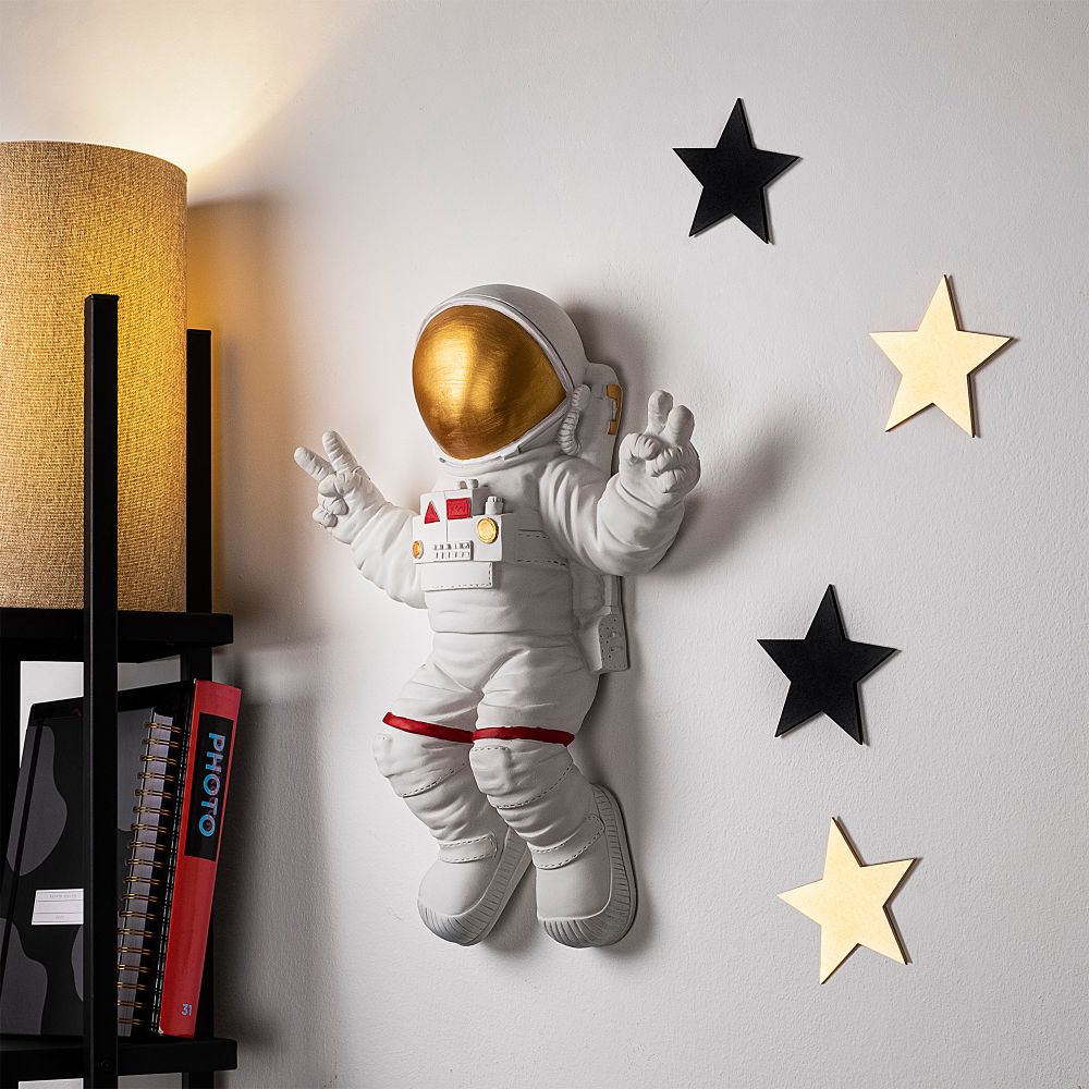 Astronaut u Položaju Mira - Dekorativni Zidni Ukras od Bijelog Zlata slika 1