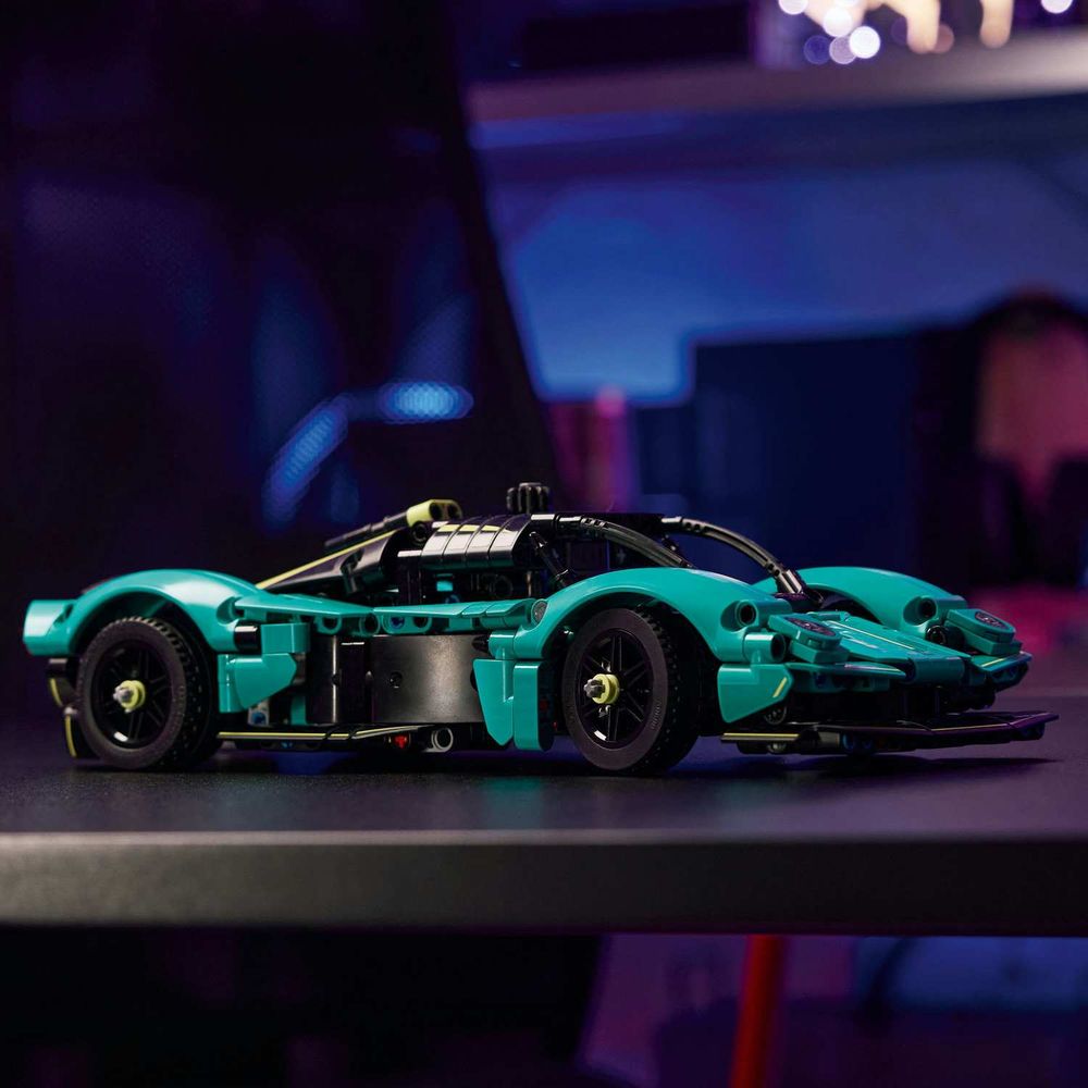 LEGO 42208 Aston Martin Valkyrie slika 7
