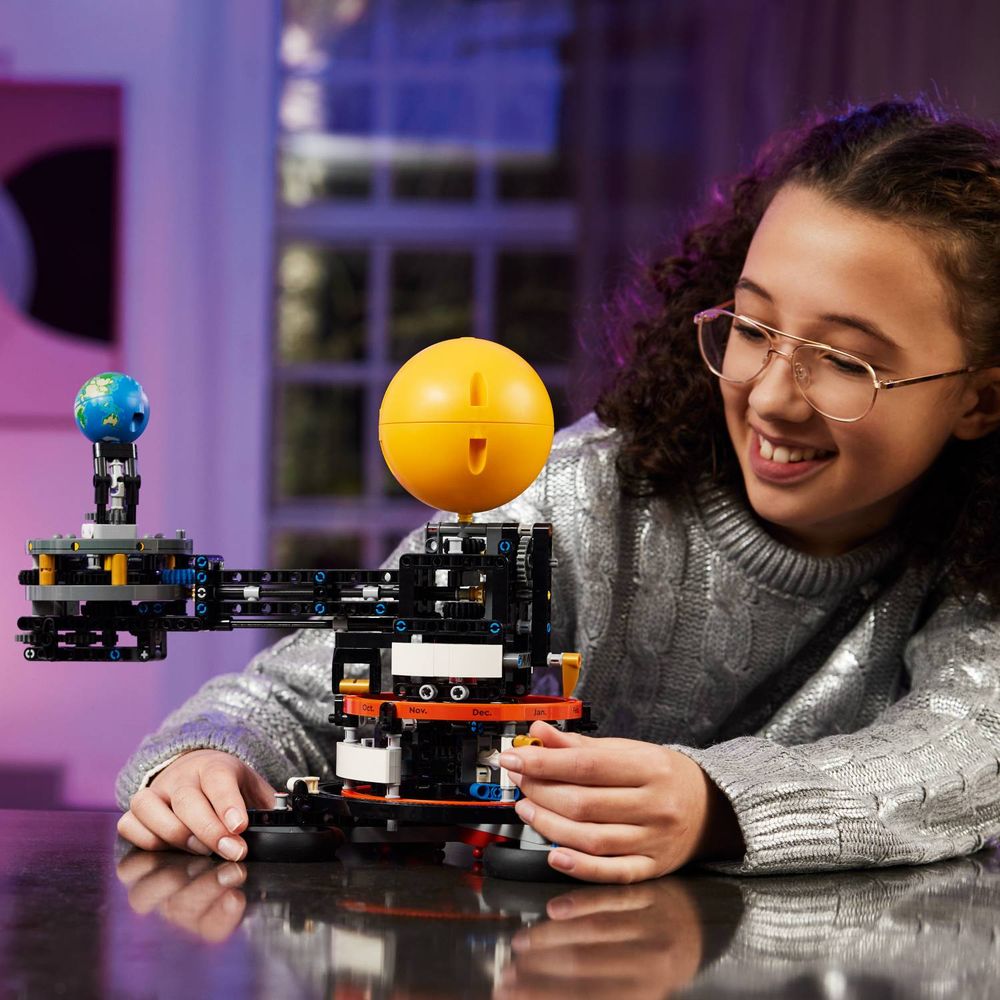 LEGO 42179 Planeta Zemlja i Mjesec u orbiti slika 7