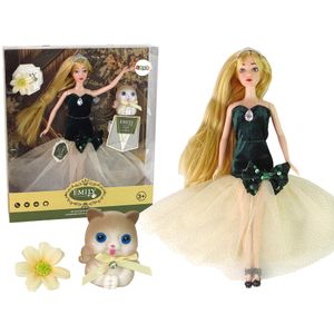 Lutka Emily u zelenoj haljini s macom i cvijetom