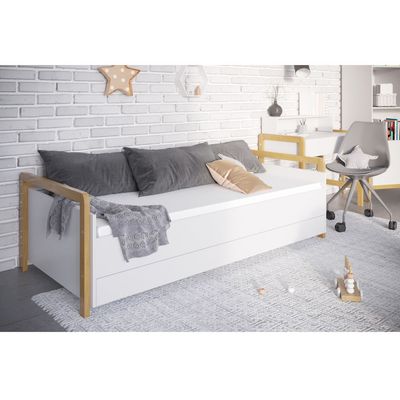 Drveni dečiji krevet Victor sa fiokom.







VICTOR kolekcija je minimalistički i funkcionalan nameštaj sa karakterom.