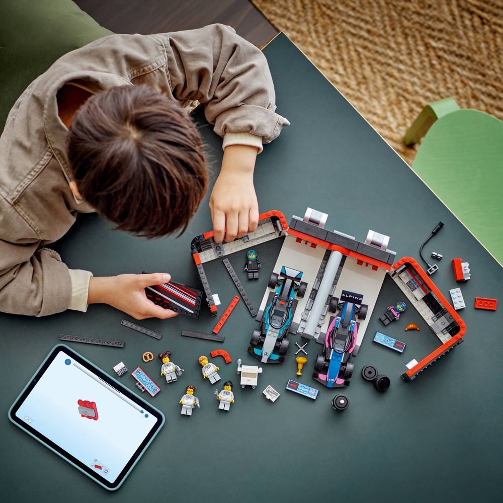 LEGO 60444 Garaža za F1® sa autima Mercedes-AMG i Alpine slika 8