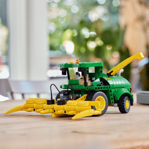 LEGO® TECHNIC™ 42168 John Deere 9700 Forage Harvester slika 3