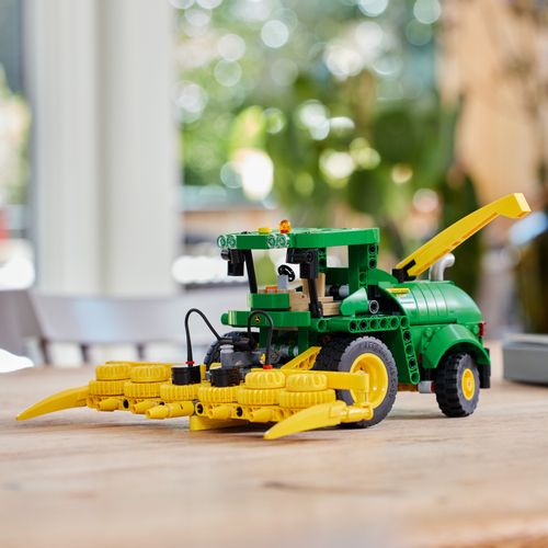 LEGO® TECHNIC™ 42168 John Deere 9700 Forage Harvester slika 3