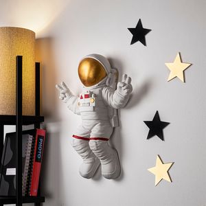 Astronaut u Položaju Mira - Dekorativni Zidni Ukras od Bijelog Zlata