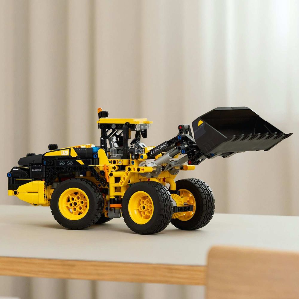 LEGO 42209 Volvo L120 Electric Wheel Loader slika 7