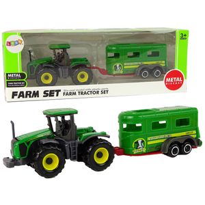 Zeleni traktor s prikolicom za prijevoz stoke