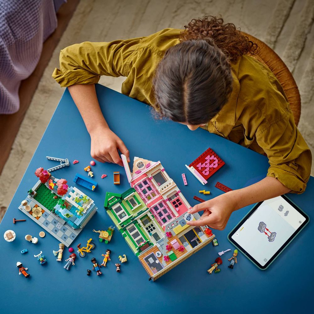 LEGO 42670 Stanovi i trgovine u Heartlakeu slika 10