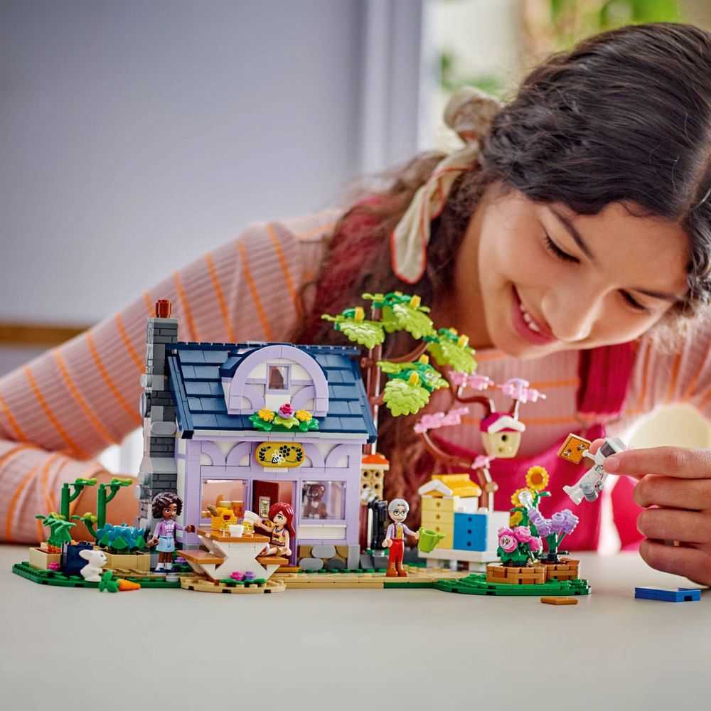 LEGO 42669 Pčelarska kuća i vrt pun cvijeća slika 11