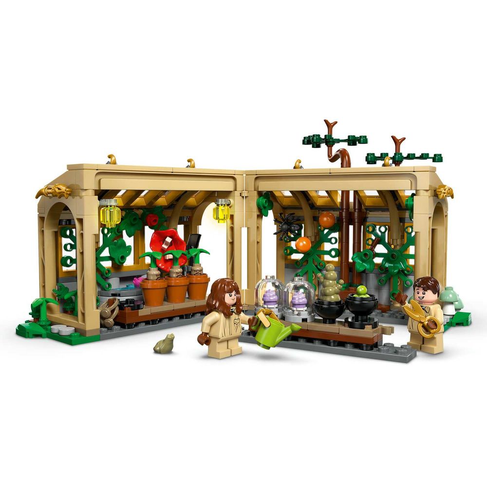 LEGO 76445 Hogwarts™ Castle: Herbology Class slika 3