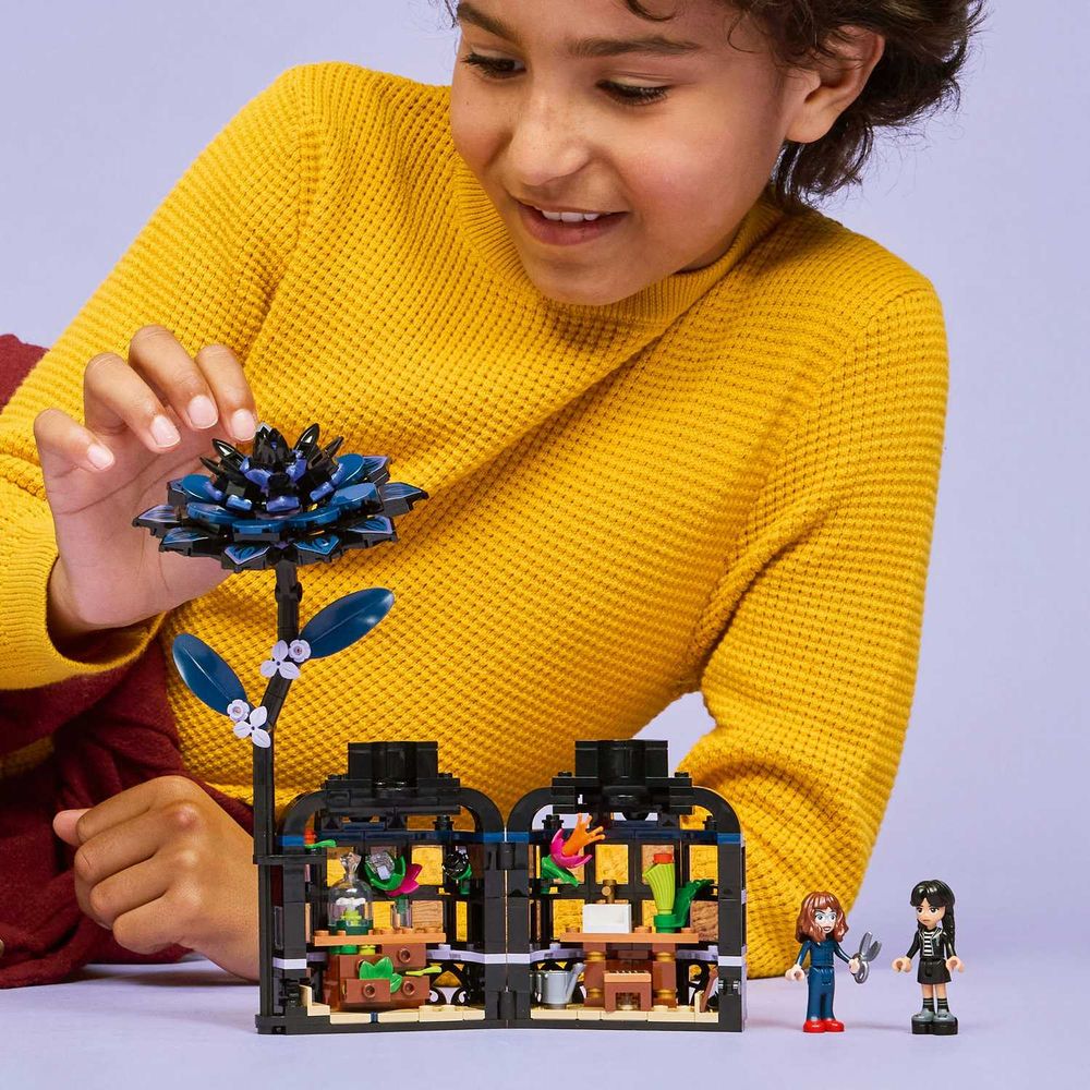 LEGO 76784 Black Dahlia Flower slika 7