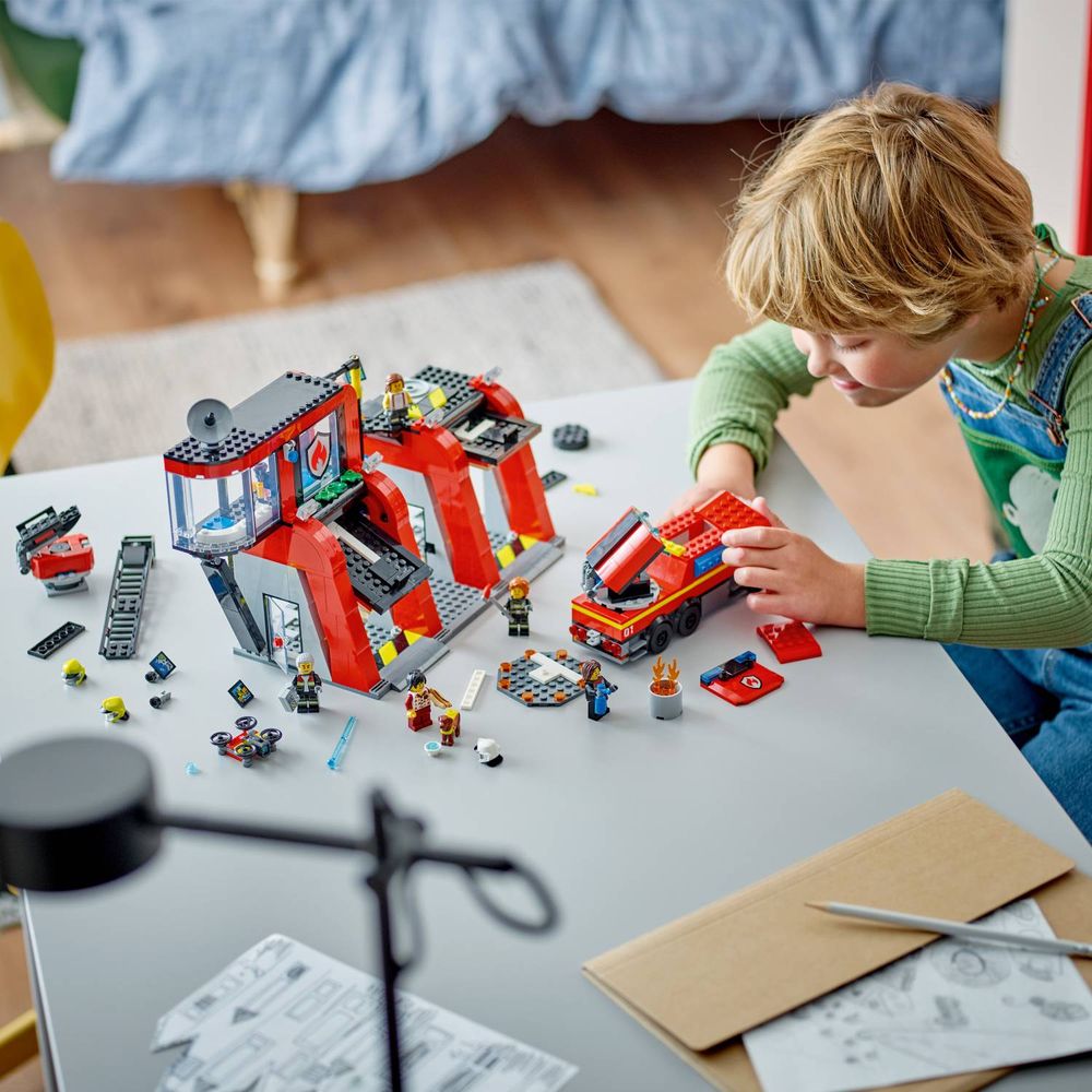 LEGO 60414 Vatrogasna stanica sa kamionom slika 9