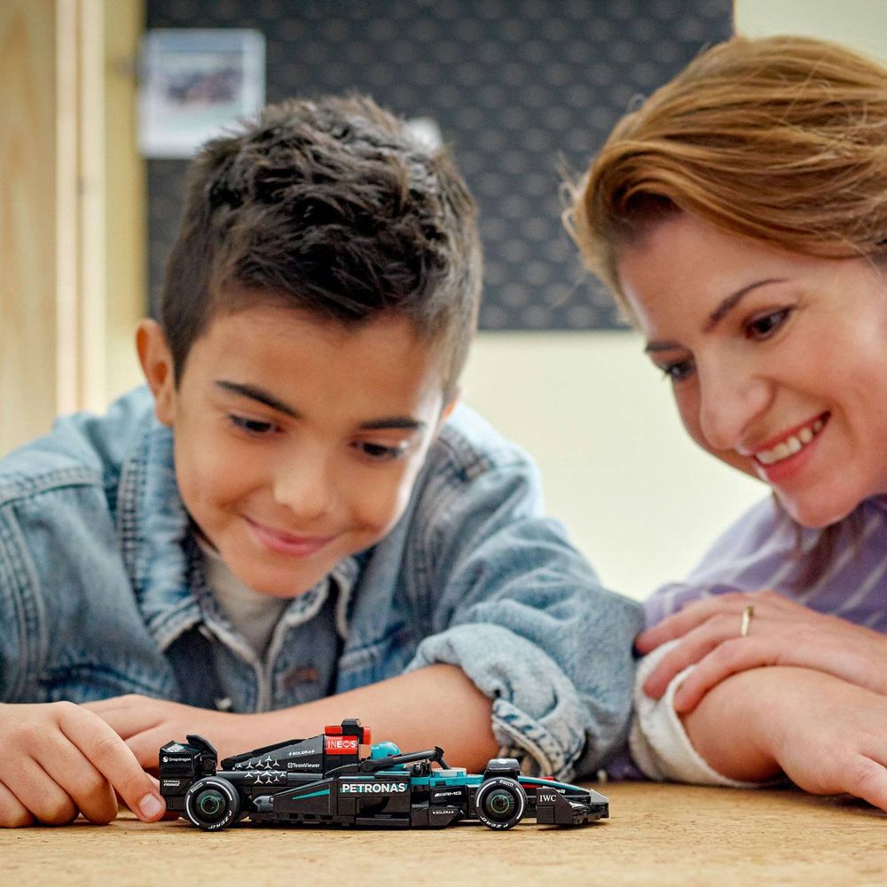 LEGO 77244 Mercedes-Amg F1® W15 Trkaći auto slika 8