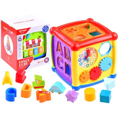 Edukativna, interaktivna kocka s blokovima u boji namijenjena je djeci za istraživanje i zaključivanje. Zahvaljujući mnoštvu atrakcija, kocka će potaknuti dijete na zabavu.