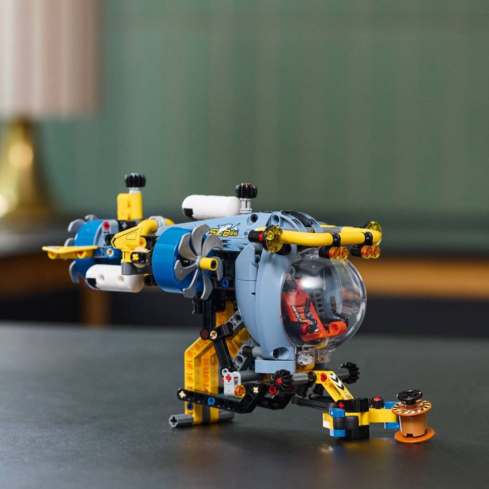 LEGO 42201 Podmornica za istraživanje morskih dubina slika 11