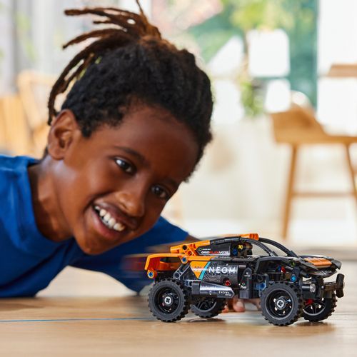 LEGO® TECHNIC™ 42166 Trkaći automobil NEOM McLaren Extreme E slika 1