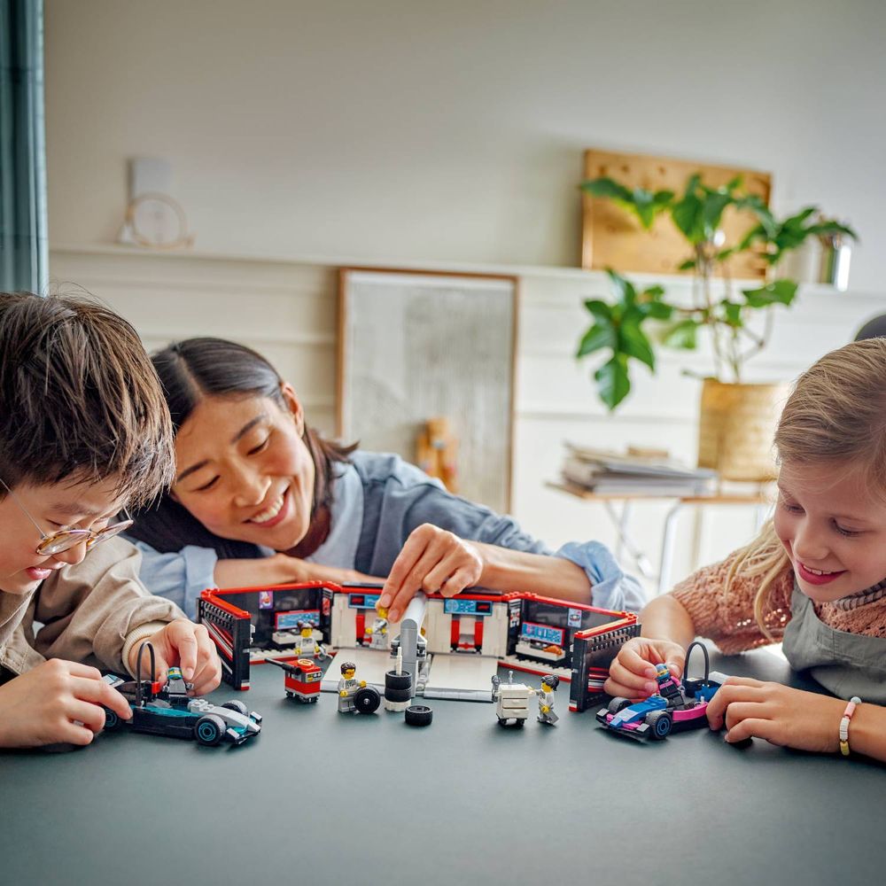 LEGO 60444 Garaža za F1® sa autima Mercedes-AMG i Alpine slika 9