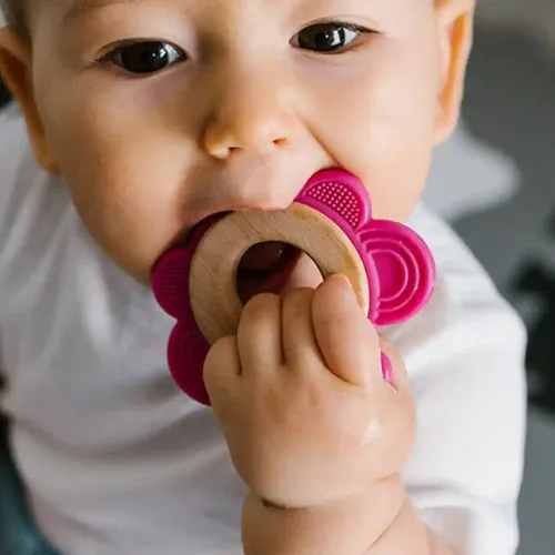 BabyOno Silikonsko drvena grickalica za zube Leptir, roza slika 2