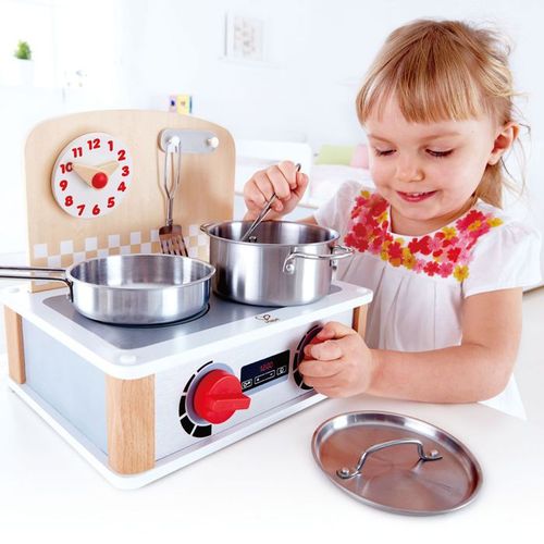 Hape Drveni šporet sa setom metalnog posuđa Kitchen & Grill Set E3151A slika 5