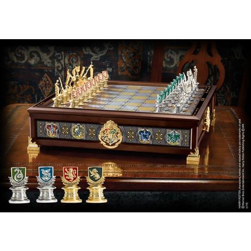 NOBLE COLLECTION - HARRY POTTER - COLLECTABLES - QUIDDITCH CHESS SET SILVER & GO slika 1