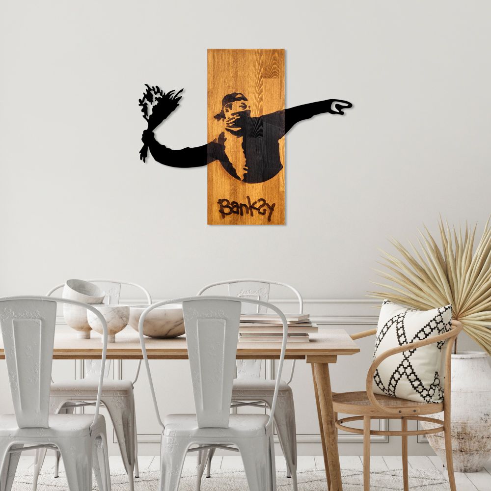 Banksy - Cvjećar Bacač, Ukrasni Drveni Zidni Panel u Boji Oraha i Crnoj slika 3