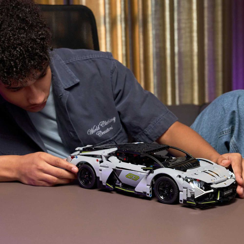 LEGO 42214 Lamborghini Revuelto slika 8