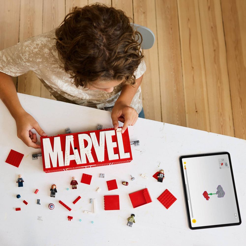 LEGO 76313 Logotip Marvel i figurice slika 8