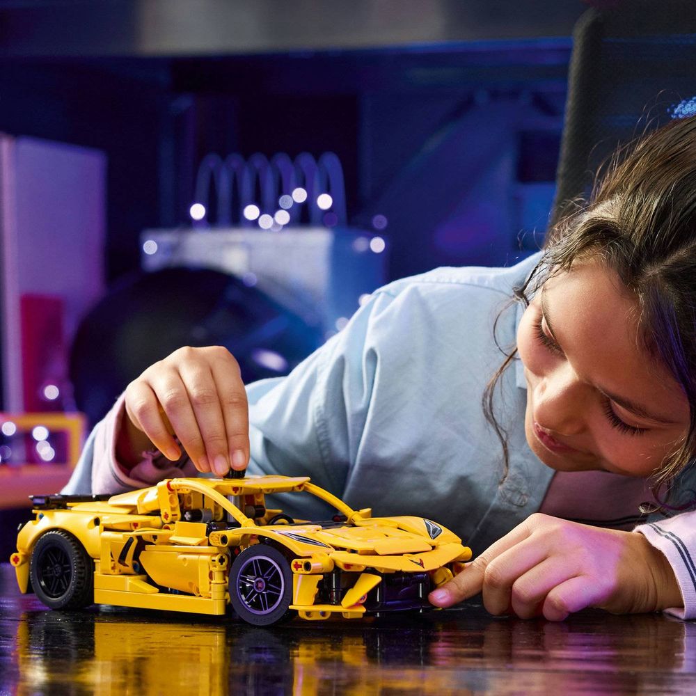 LEGO 42205 Chevrolet Corvette Stingray slika 8