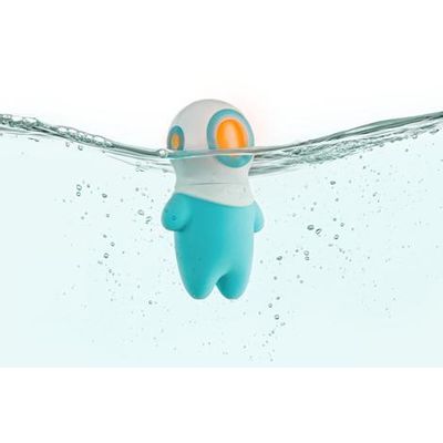 MARCO voli viriti na površini vode, a zatim uroniti u podvodnu misiju gdje se njegovo raznobojno svjetlo aktivira kako bi osvijetlilo put. Ova igračka pružit će djeci mnoštvo zabave i učiniti vrijeme kupanja uzbudljivom igrom...