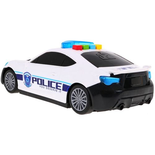 Policijski auto s manjim vozilima i policajcem slika 5