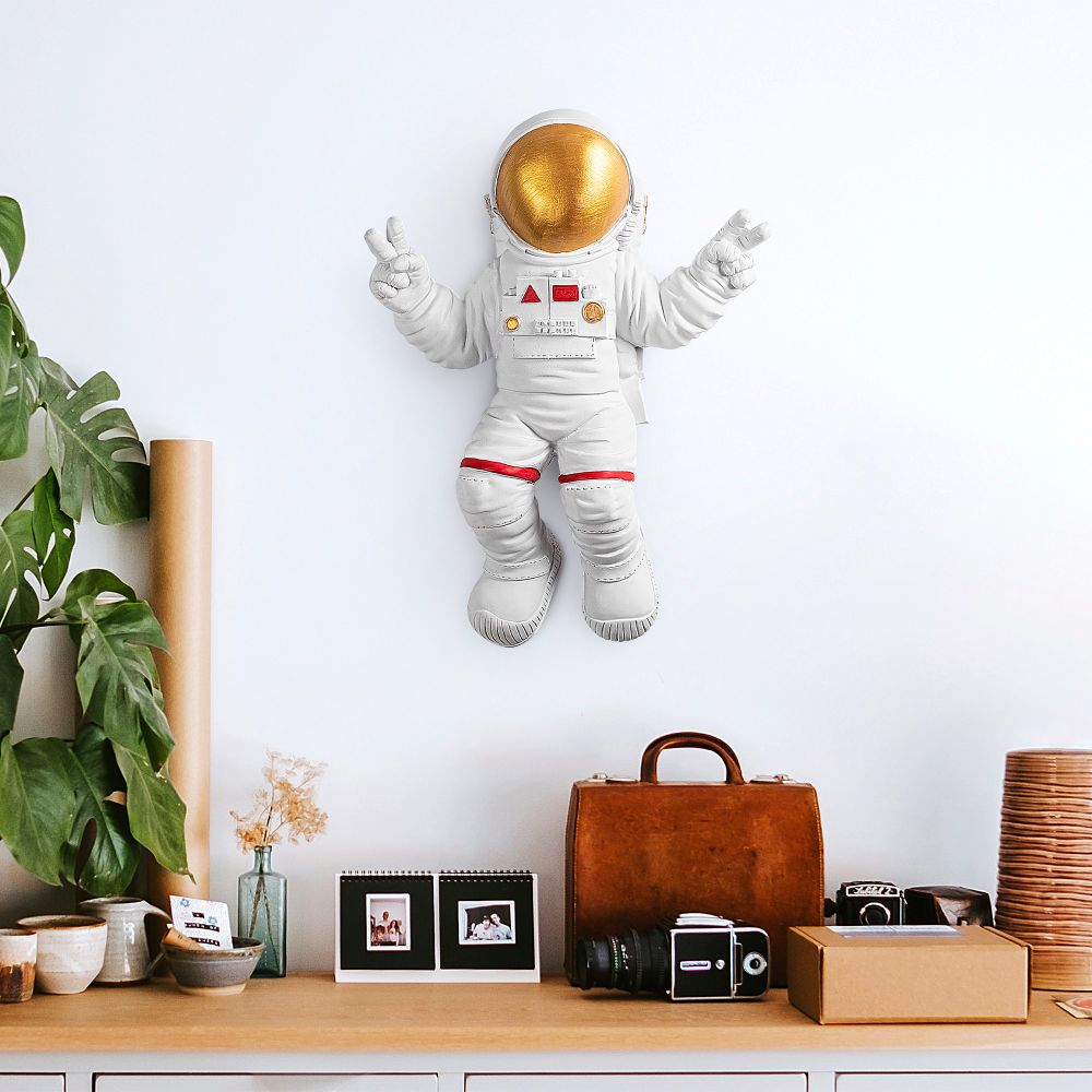 Astronaut u Položaju Mira - Dekorativni Zidni Ukras od Bijelog Zlata slika 2