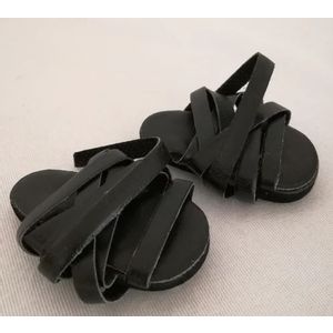 Paola Reina Crne sandale sa kaišićima za lutke od 32cm