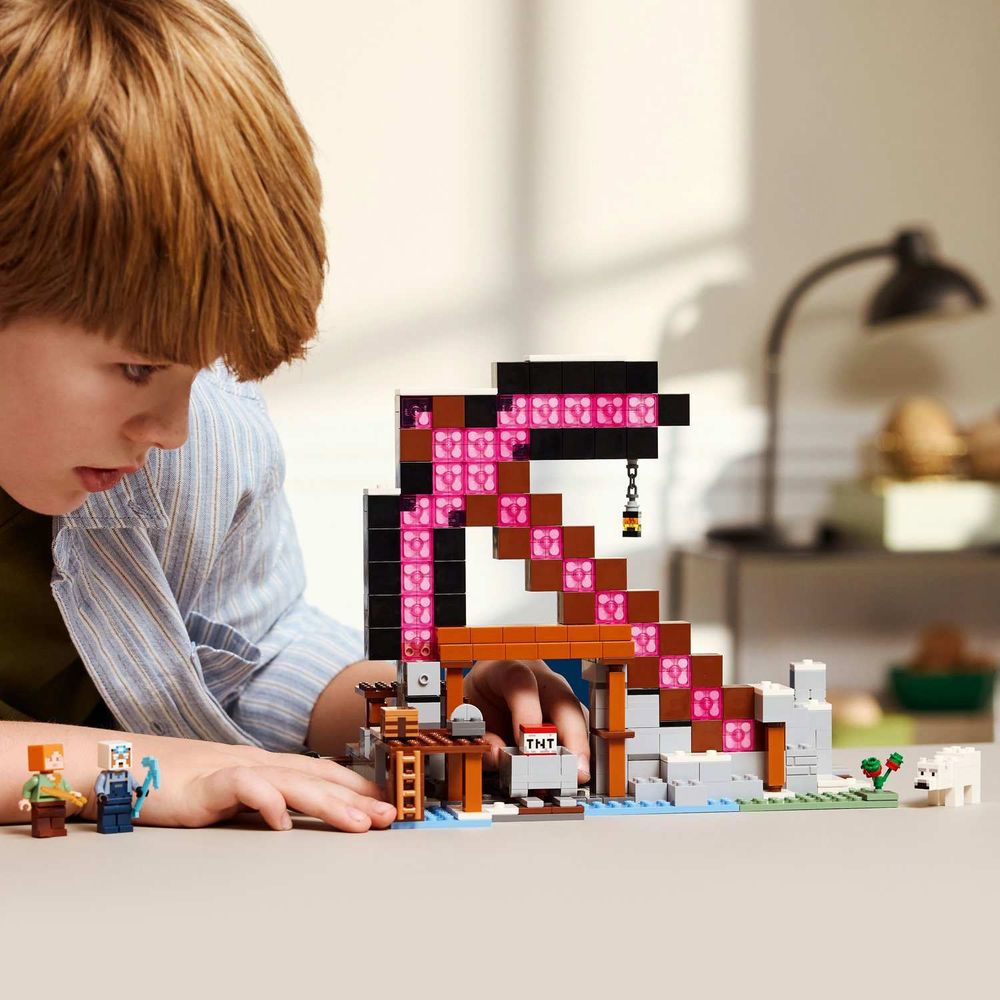 LEGO 21277 The Pickaxe Mine slika 8