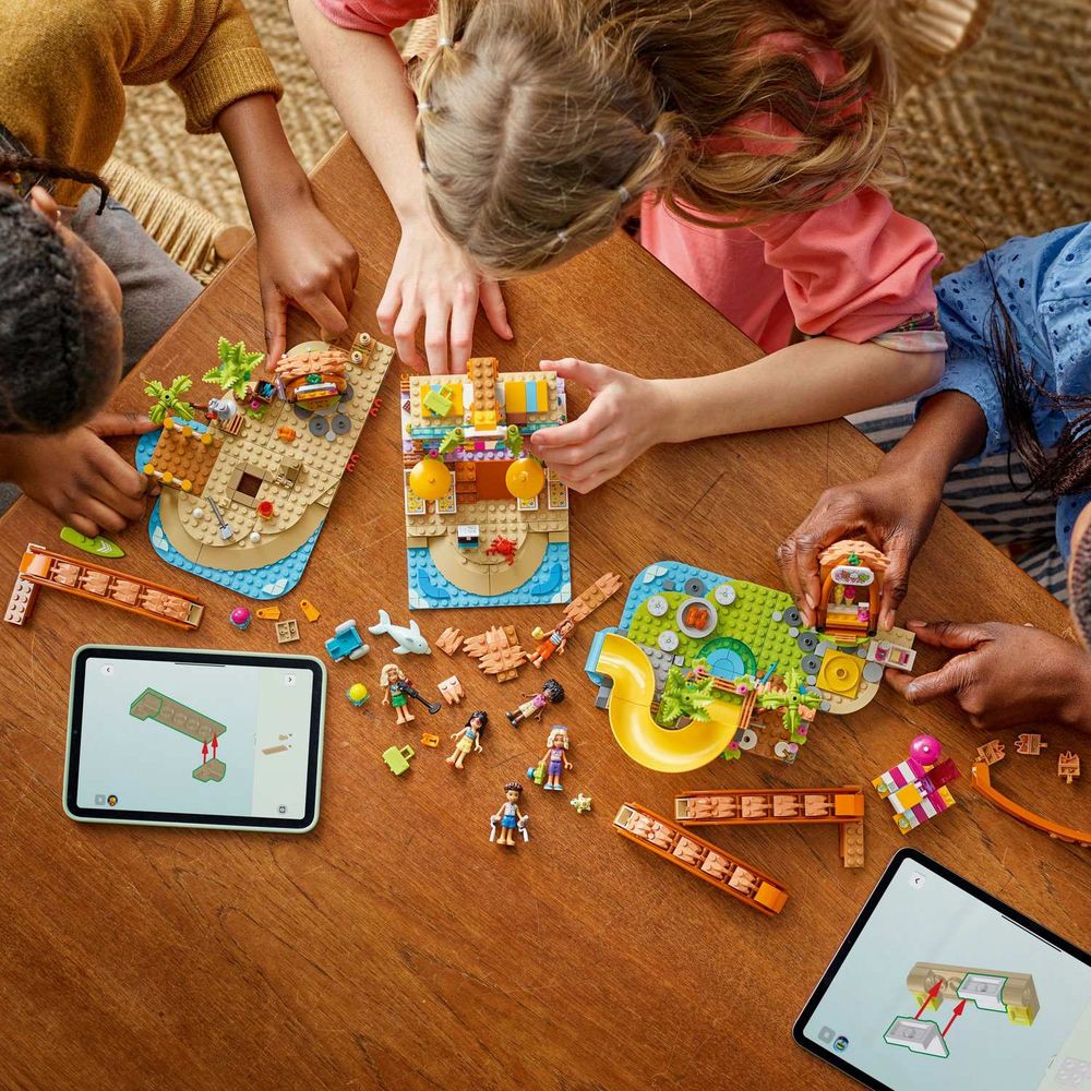 LEGO 42673 Family Holiday Beach Resort slika 9