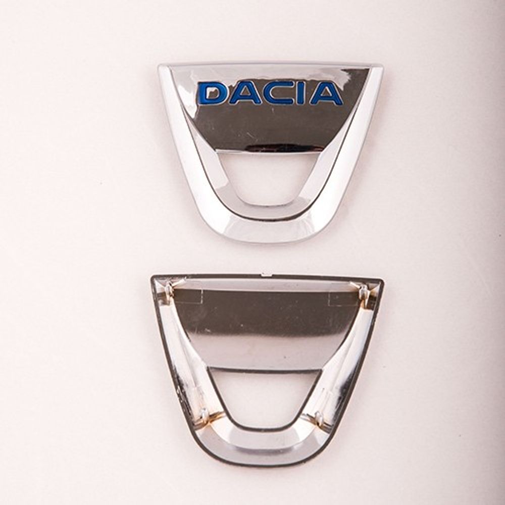Manja plastična oznaka Dacia slika 1