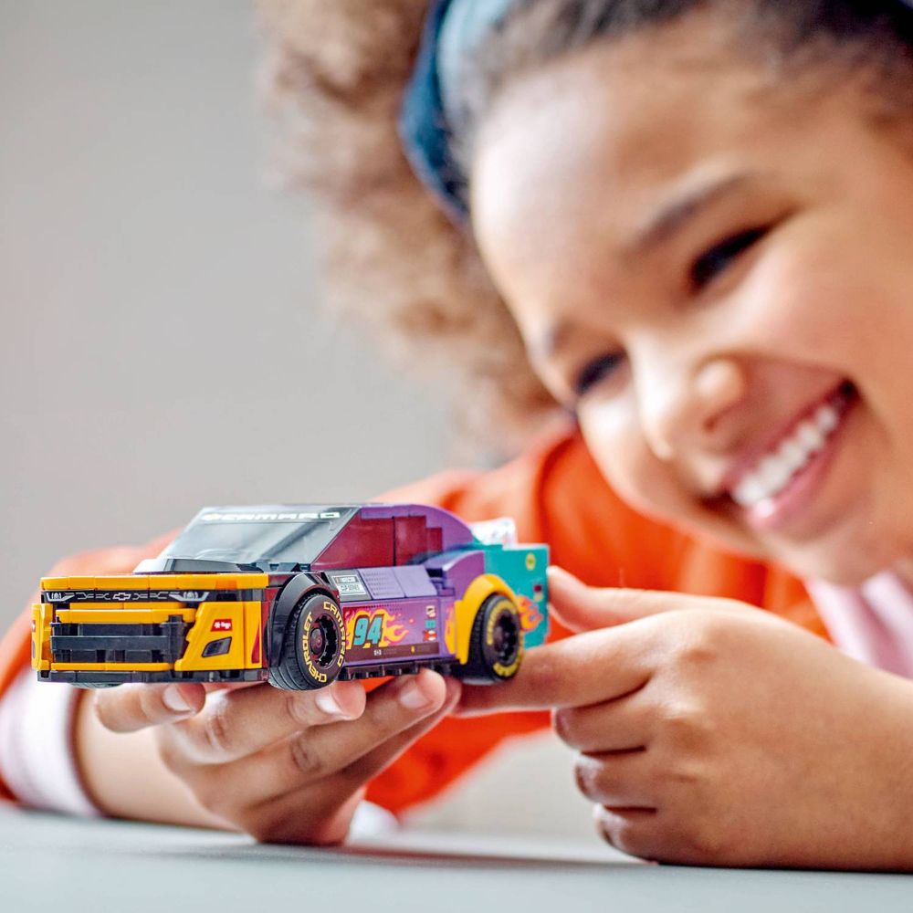 LEGO 76935 NASCAR Chevrolet Camaro ZL1 slika 9