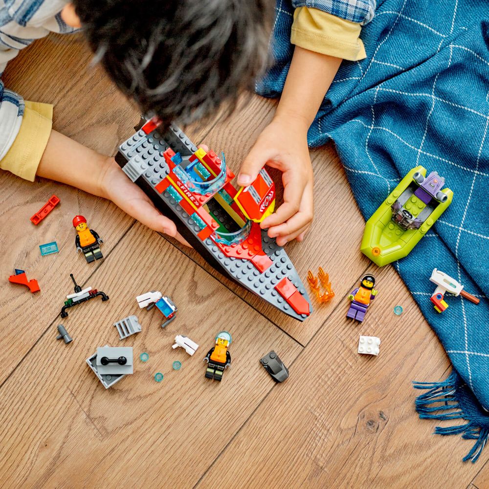 LEGO 60373 Vatrogasni spasilački brod slika 2