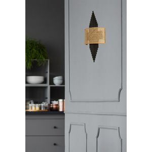 Elegantna Crna Zidna Lampa s Ovalnim Rattan Abažurom i Zlatnim Detaljima