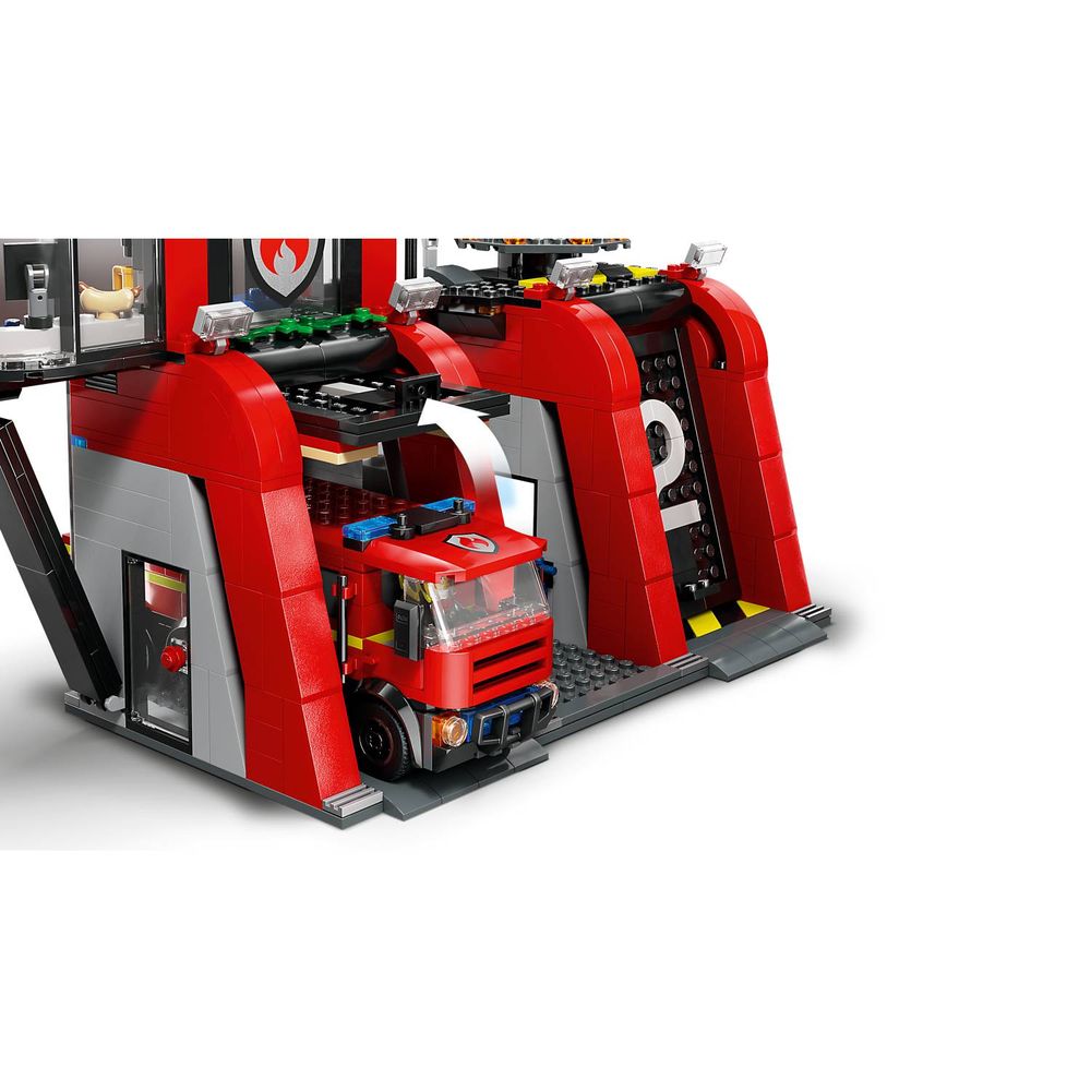 LEGO 60414 Vatrogasna stanica sa kamionom slika 5